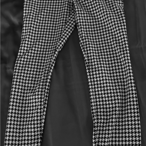 NO BOUNDARIES B/W LEGGINGS - Picture 4 of 7